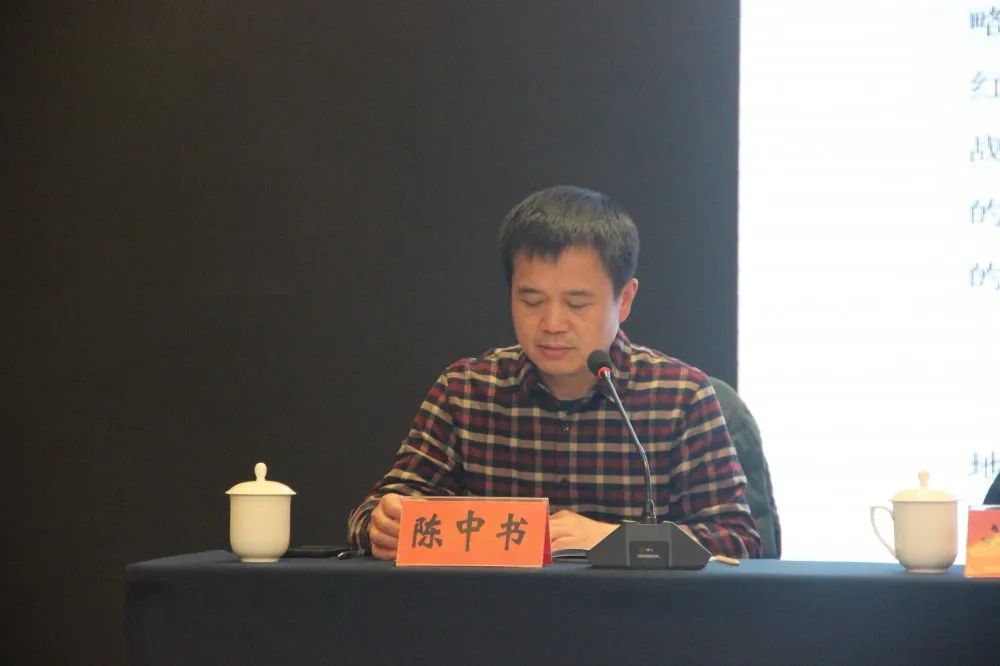 副院長陳中書宣讀《疊山路、紅谷灘病區裝修改造規劃報告》及《江西省胸科醫院采購DSA(醫用血管造影X線機)報告》